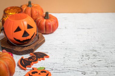 Cadılar Bayramı 'nda Cadılar Bayramı' nda korkunç komik hayalet. Oyuncak dekor dekorasyonu ve sonbahar festivali ve balkabağı konseptiyle kutlama partisini kutluyor.