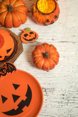 Cadılar Bayramı 'nda Cadılar Bayramı' nda korkunç komik hayalet. Oyuncak dekor dekorasyonu ve sonbahar festivali ve balkabağı konseptiyle kutlama partisini kutluyor.