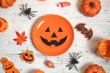 Cadılar Bayramı 'nda Cadılar Bayramı' nda korkunç komik hayalet. Oyuncak dekor dekorasyonu ve sonbahar festivali ve balkabağı konseptiyle kutlama partisini kutluyor.