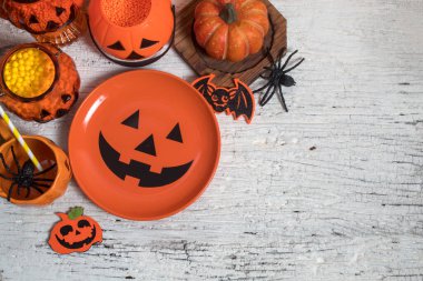 Cadılar Bayramı 'nda Cadılar Bayramı' nda korkunç komik hayalet. Oyuncak dekor dekorasyonu ve sonbahar festivali ve balkabağı konseptiyle kutlama partisini kutluyor.