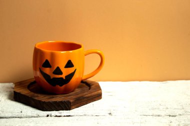 Cadılar Bayramı 'nda Cadılar Bayramı' nda korkunç komik hayalet. Oyuncak dekor dekorasyonu ve sonbahar festivali ve balkabağı konseptiyle kutlama partisini kutluyor.