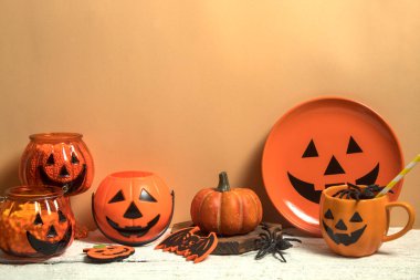 Cadılar Bayramı 'nda Cadılar Bayramı' nda korkunç komik hayalet. Oyuncak dekor dekorasyonu ve sonbahar festivali ve balkabağı konseptiyle kutlama partisini kutluyor.