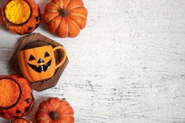 Cadılar Bayramı 'nda Cadılar Bayramı' nda korkunç komik hayalet. Oyuncak dekor dekorasyonu ve sonbahar festivali ve balkabağı konseptiyle kutlama partisini kutluyor.