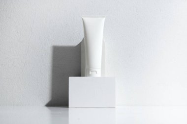 Güzellik modasının maketi makyaj şişesi losyonu. Arka planda cilt bakımı konsepti olan serum ürünü.