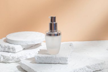 Güzellik modasının maketi makyaj şişesi losyonu. Arka planda cilt bakımı konsepti olan serum ürünü.
