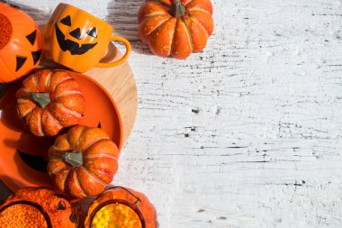 Cadılar Bayramı 'nda Cadılar Bayramı' nda korkunç komik hayalet. Oyuncak dekor dekorasyonu ve sonbahar festivali ve balkabağı konseptiyle kutlama partisini kutluyor.