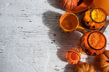 Cadılar Bayramı 'nda Cadılar Bayramı' nda korkunç komik hayalet. Oyuncak dekor dekorasyonu ve sonbahar festivali ve balkabağı konseptiyle kutlama partisini kutluyor.