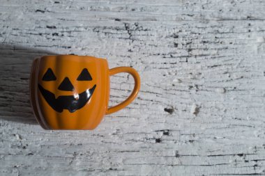 Cadılar Bayramı 'nda Cadılar Bayramı' nda korkunç komik hayalet. Oyuncak dekor dekorasyonu ve sonbahar festivali ve balkabağı konseptiyle kutlama partisini kutluyor.