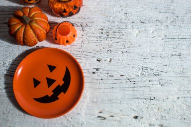 Cadılar Bayramı 'nda Cadılar Bayramı' nda korkunç komik hayalet. Oyuncak dekor dekorasyonu ve sonbahar festivali ve balkabağı konseptiyle kutlama partisini kutluyor.