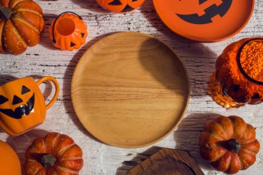 Cadılar Bayramı 'nda Cadılar Bayramı' nda korkunç komik hayalet. Oyuncak dekor dekorasyonu ve sonbahar festivali ve balkabağı konseptiyle kutlama partisini kutluyor.