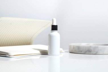 güzellik modası makyaj şişesi losyonu krem ürün cilt sağlık konsepti arka planda