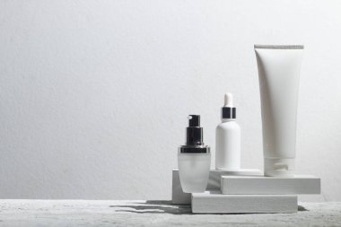 güzellik modası makyaj şişesi losyonu krem ürün cilt sağlık konsepti arka planda