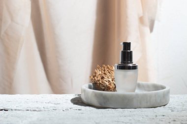 güzellik modası makyaj şişesi losyonu krem ürün cilt sağlık konsepti arka planda