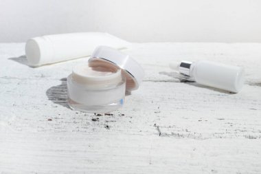 güzellik modası makyaj şişesi losyonu krem ürün cilt sağlık konsepti arka planda