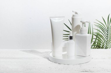 Kozmetik makyaj şişesi losyonu kremi. Arka planda güzellik modası sağlık konsepti olan krem.