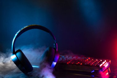 oyun araçları bilgisayar kulaklığı ve fare ile oyun oynamak için neon ışığı, oyun ve esport meydan okuma, çevrimiçi yayın, turnuva konsepti
