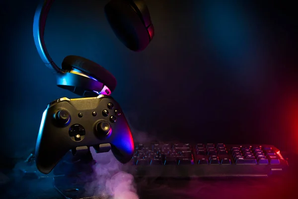 Gamer Eszközök Játék Játék Joystick Számítógép Fejhallgató Egér Neon Világítás — Stock Fotó