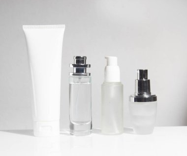 beyaz arka plan, kozmetik makyaj losyonu krem ürün güzellik moda sağlık konsepti, yüz köpüğü tedavisi