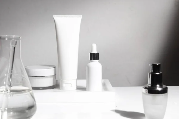 白い背景化粧品化粧品ボトル化粧水美容ファッションスキンケアコンセプトクリーム製品 フェイシャルフォームトリートメント — ストック写真