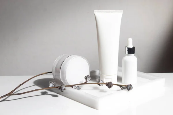 Fundo Branco Maquiagem Cosmética Garrafa Loção Creme Produto Com Beleza — Fotografia de Stock