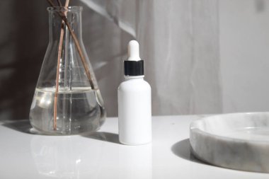 beyaz arka plan, kozmetik makyaj losyonu krem ürün güzellik moda sağlık konsepti, yüz köpüğü tedavisi