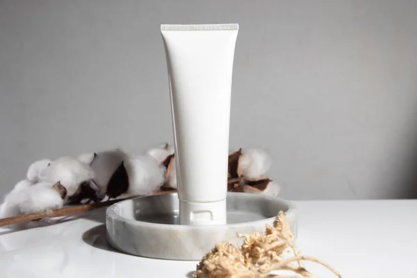 Fundo Branco Maquiagem Cosmética Garrafa Loção Creme Produto Com Beleza — Fotografia de Stock