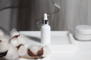 beyaz arka plan, kozmetik makyaj losyonu krem ürün güzellik moda sağlık konsepti, yüz köpüğü tedavisi