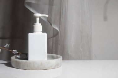 beyaz arka plan, kozmetik makyaj losyonu krem ürün güzellik moda sağlık konsepti, yüz köpüğü tedavisi