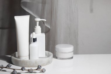 beyaz arka plan, kozmetik makyaj losyonu krem ürün güzellik moda sağlık konsepti, yüz köpüğü tedavisi