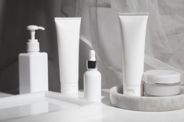 beyaz arka plan, kozmetik makyaj losyonu krem ürün güzellik moda sağlık konsepti, yüz köpüğü tedavisi