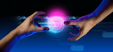 Sanal sistem ağı ve teknolojisi olan bilim kurgu siber punk hud 'a dokunan iş adamının eli