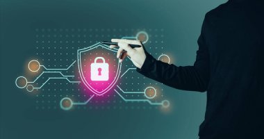 Sanal bir anti-virüs güvenlik kalkan ağı ve teknolojisine dokunan iş adamının eli, ticari yeniliklerin başarısı