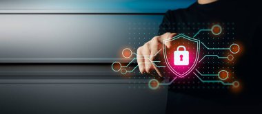 Sanal bir anti-virüs güvenlik kalkan ağı ve teknolojisine dokunan iş adamının eli, ticari yeniliklerin başarısı