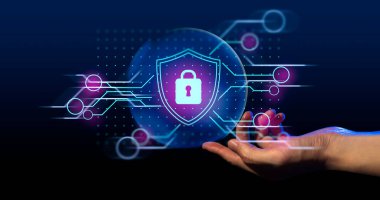 Sanal bir anti-virüs güvenlik kalkan ağı ve teknolojisine dokunan iş adamının eli, yeniliğin başarısı