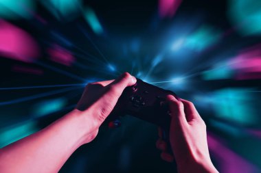 oyun kumandası, oyun kumandası, oyun ve esport teknolojisinin hologramına oyuncu eli değmesi ve etkileşimli