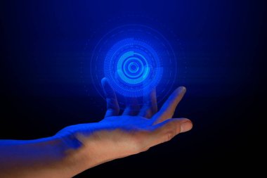 İş adamı elinde metaevren ağ bilimkurgu siber punkunun hologramını tutuyor. Siyah arka plan, internet sosyal çevrimiçi teknoloji