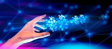 İş adamı elinde metaevren ağ bilimkurgu siber punkunun hologramını tutuyor. Siyah arka plan, internet sosyal çevrimiçi teknoloji