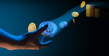 Holografik para sistemi ağı ve teknolojisine dokunan iş adamının eli, ticari yeniliğin başarısı