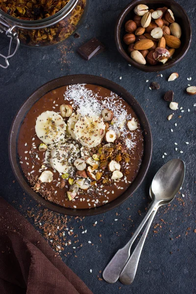 Frullato di cioccolato e banana condito con noci e semi — Foto Stock