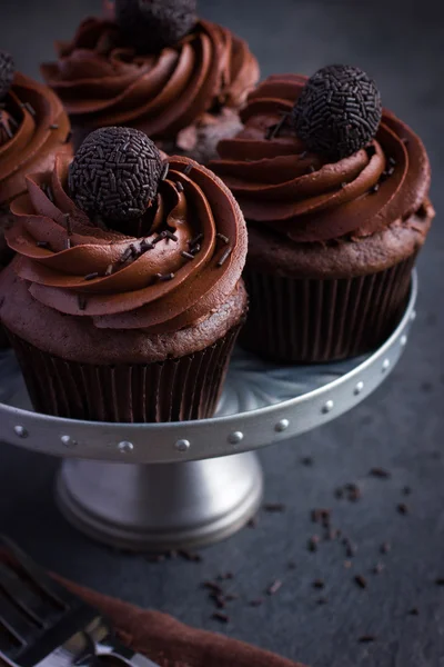 Шоколадные кексы с шоколадным декором — стоковое фото