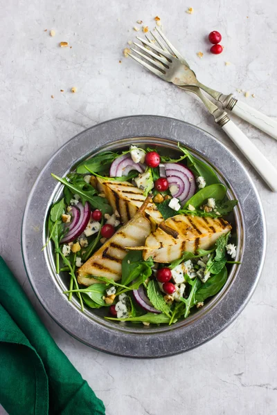 Izgara armut, roka ve mavi peynirli salata — Stok fotoğraf