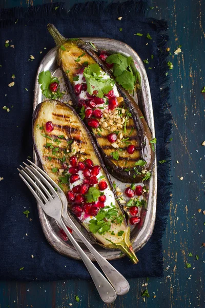 Gegrilde aubergines met knoflooksaus van yoghurt, walnoten en pomegran — Stockfoto