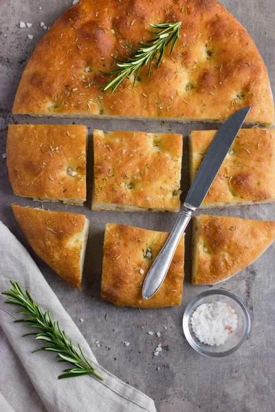 Pão focaccia italiano com alecrim — Fotografia de Stock