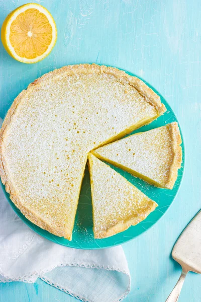 Torta de coalhada de limão no fundo azul — Fotografia de Stock