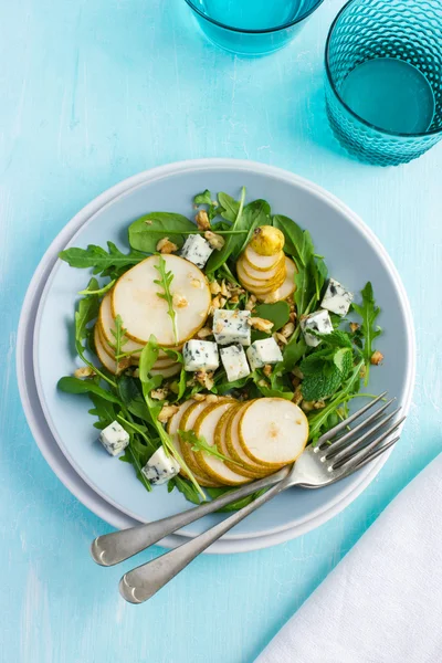 Pear, arugula dan salad keju biru — Stok Foto