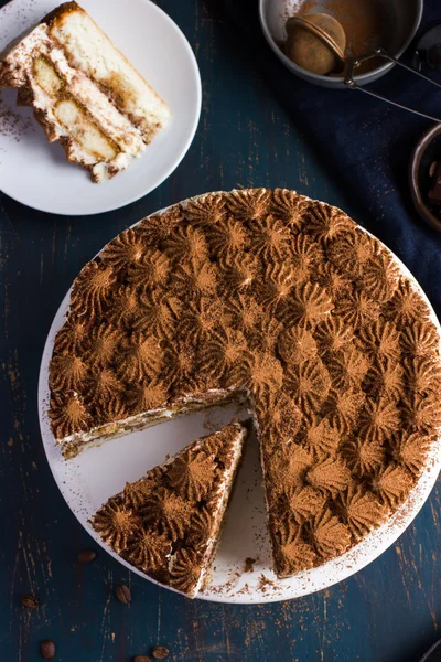 케이크 스탠드에 맛 있는 티라미수 케이크 — 스톡 사진