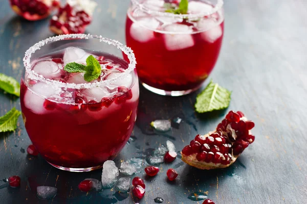 Refrescante cóctel de granada en vasos —  Fotos de Stock