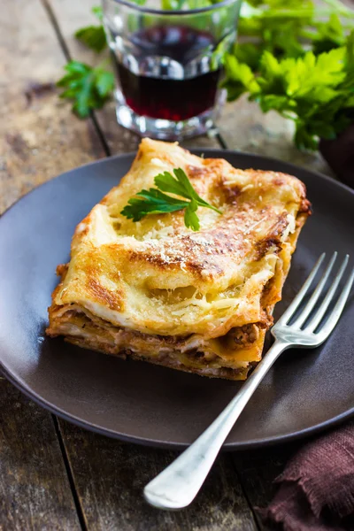 Tradycyjny włoski lasagne z sosem bolognese mielonego mięsa wołowego — Zdjęcie stockowe