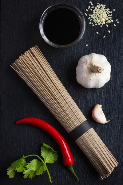 Ingredientes de alimentos asiáticos sobre fondo negro — Foto de Stock