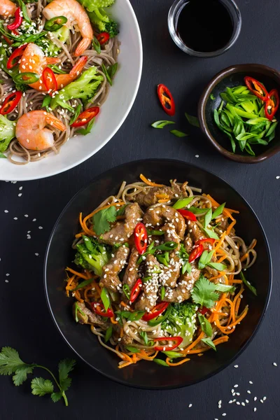 Bol de nouilles soba au boeuf et légumes. Alimentation asiatique . — Photo